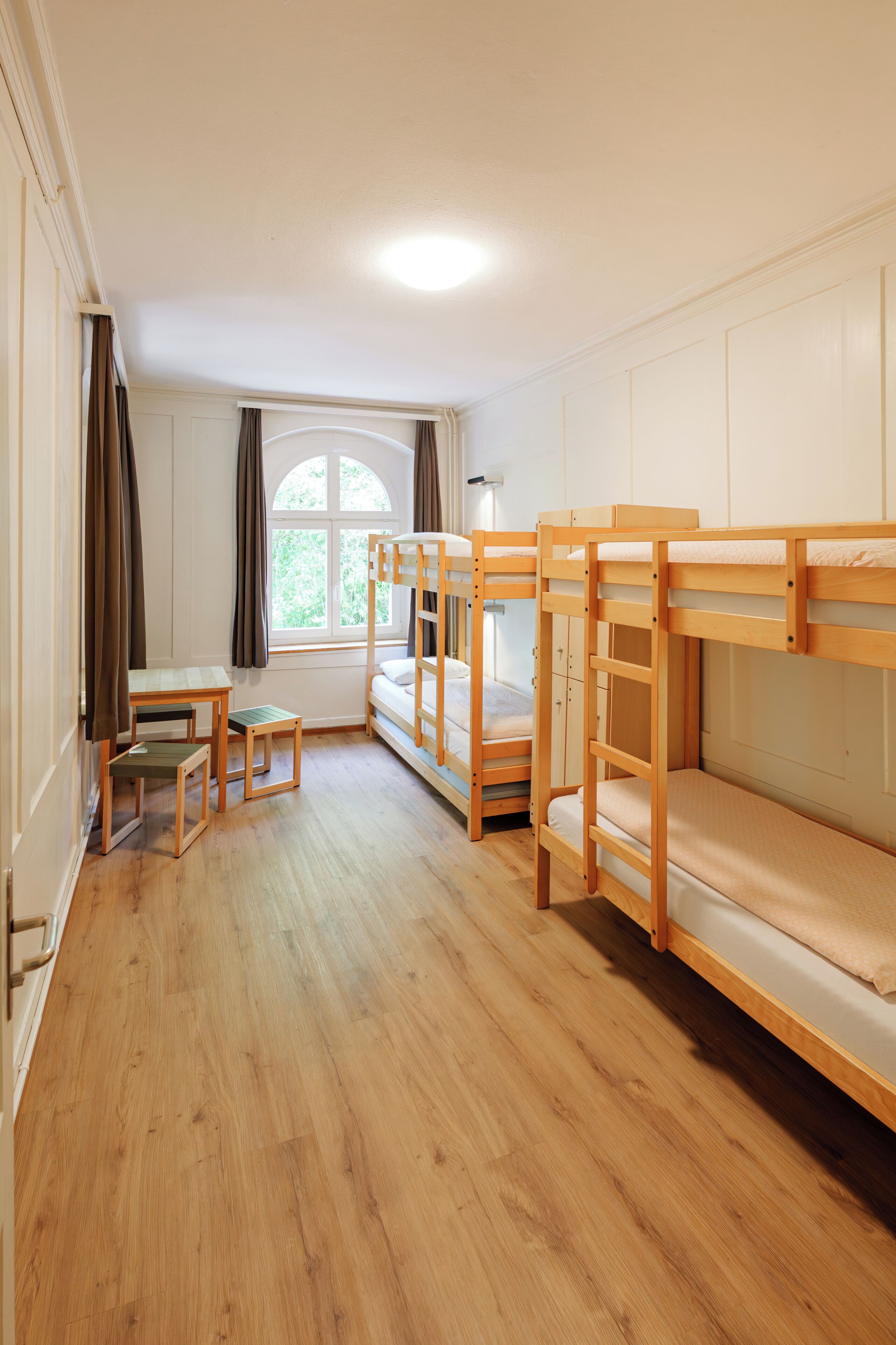Chambre Quadruple, salle de bains commune | Bureau, draps fournis