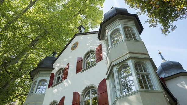 A historic building with multiple windows and a clock. - Youth Hostel Schaffhausen (Schaffhausen)