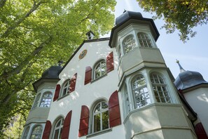 Um edifício histórico com várias janelas e um relógio.