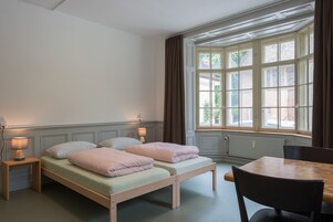 Standard Twin Room, Shared Bathroom | Desk