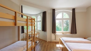 A room with bunk beds, a desk, and a window with curtains. - Youth Hostel Schaffhausen (Schaffhausen)