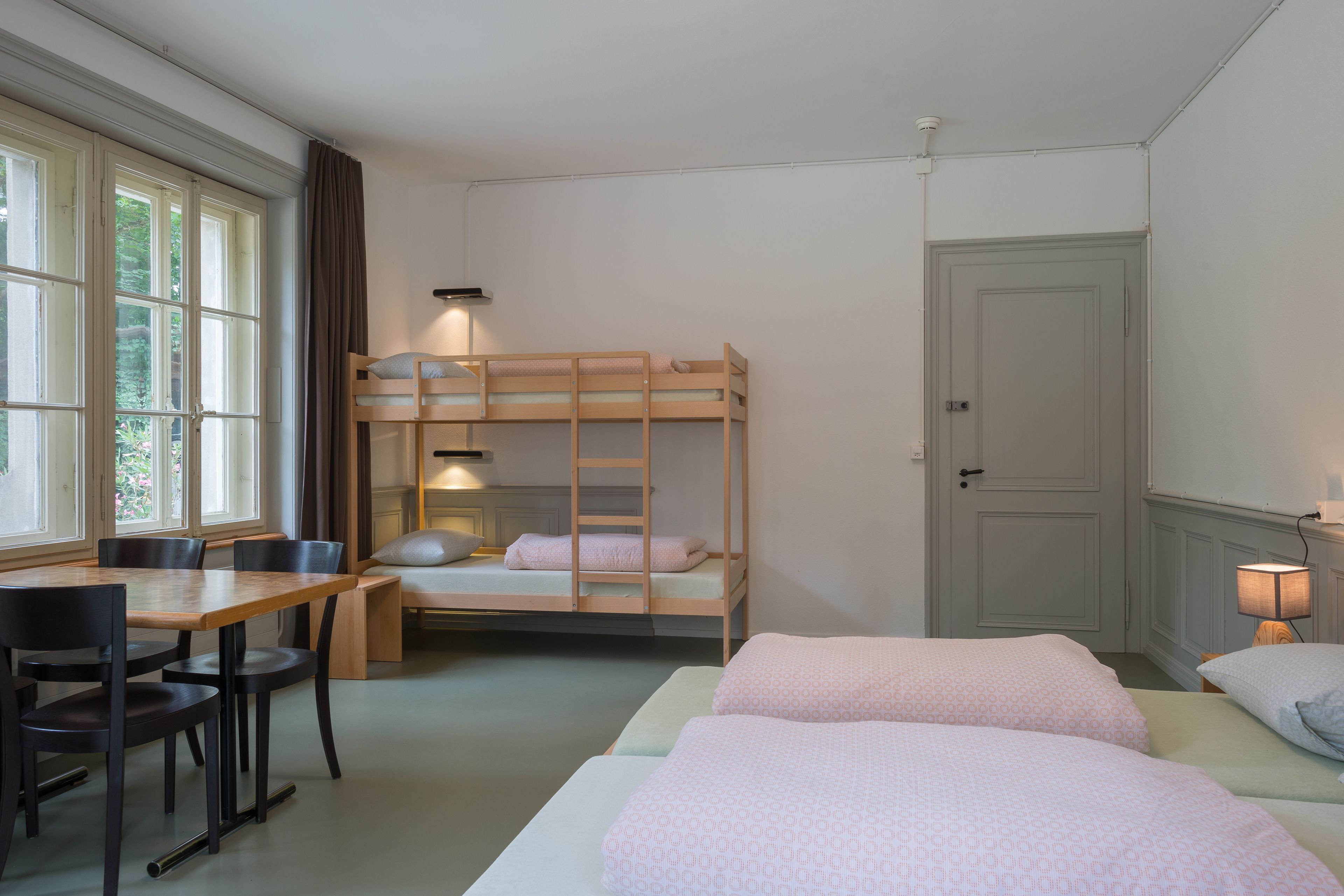 Vierpersoonskamer, gemeenschappelijke badkamer | Een bureau