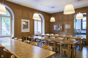 Café da manhã com buffet grátis todos os dias