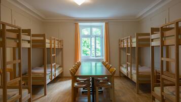 Gemeinsamer Standard-Schlafsaal, Gemischter Schlafsaal, Gemeinschaftsbad