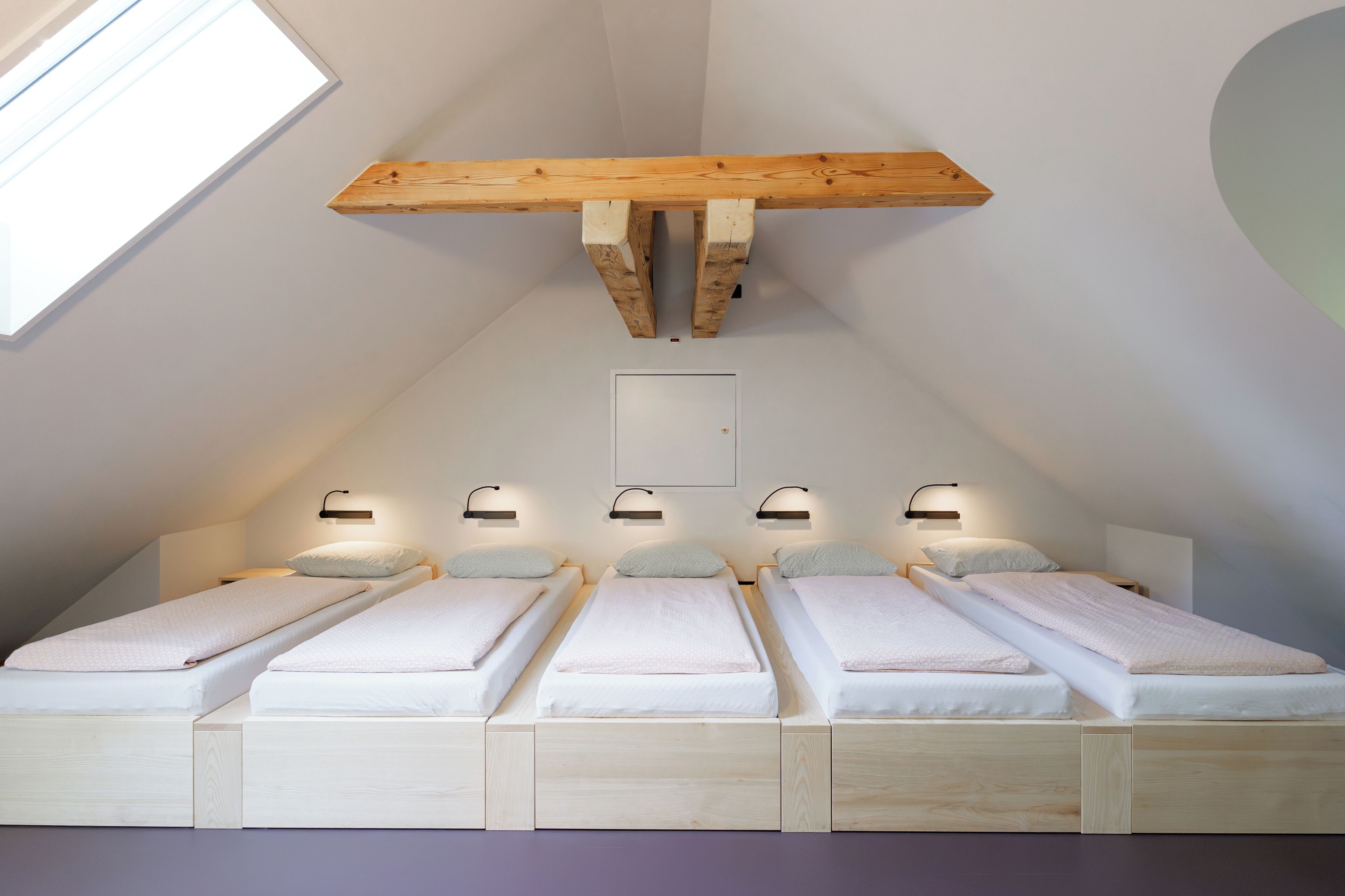 Chambre Standard, salle de bains commune | Bureau, draps fournis