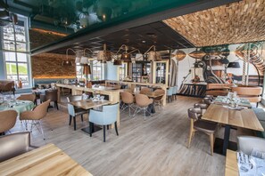 Desayuno de autoservicio (EUR 15.50 por persona) 