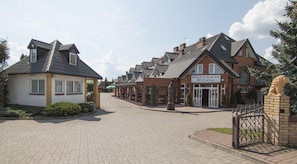 Een rij traditionele Europese gebouwen, met in het midden een restaurant genaamd "RESTAURACJA Holiday".