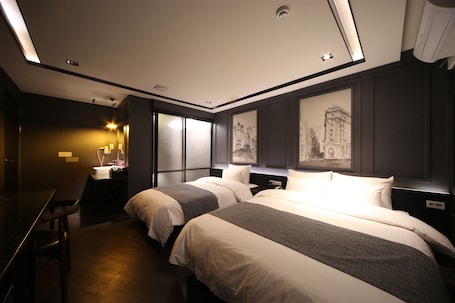 Premium bedding, down duvets, free WiFi, bed sheets