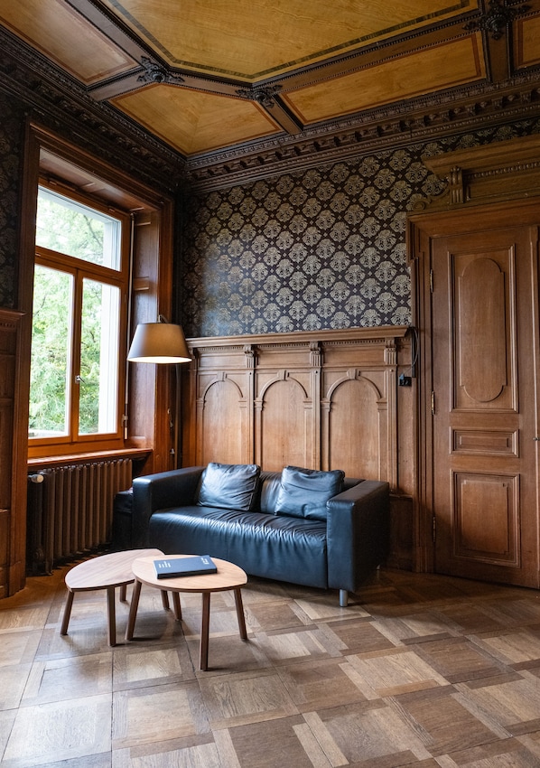 Coin salon dans le hall