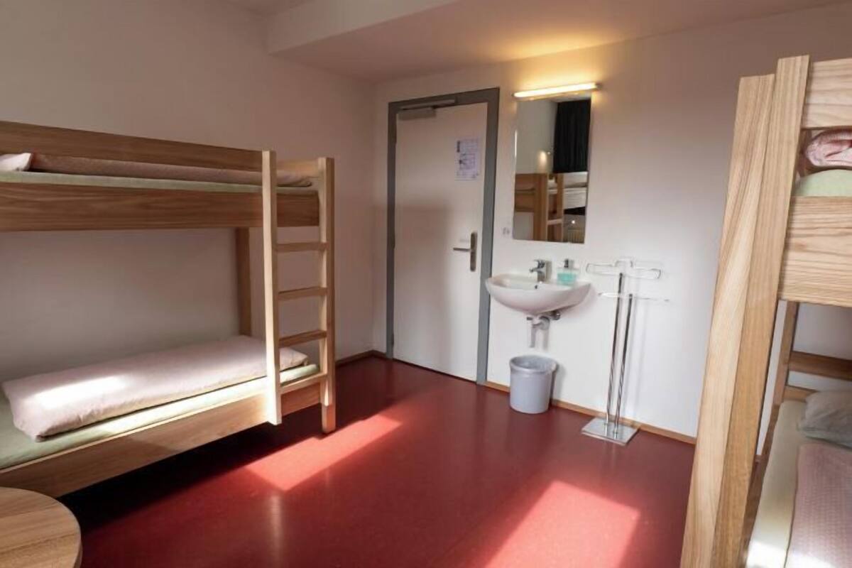 Badkamer | Een douche, handdoeken