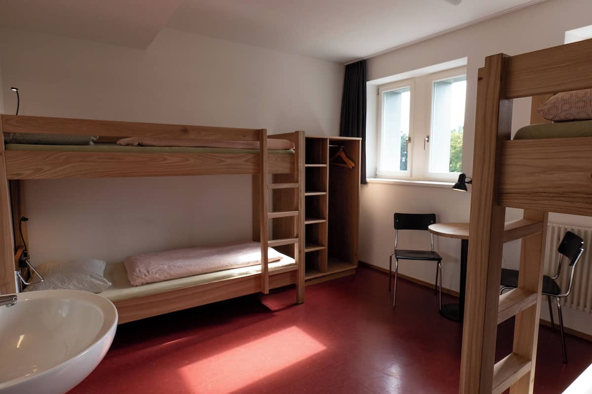 Chambre Quadruple Standard, salle de bains commune
