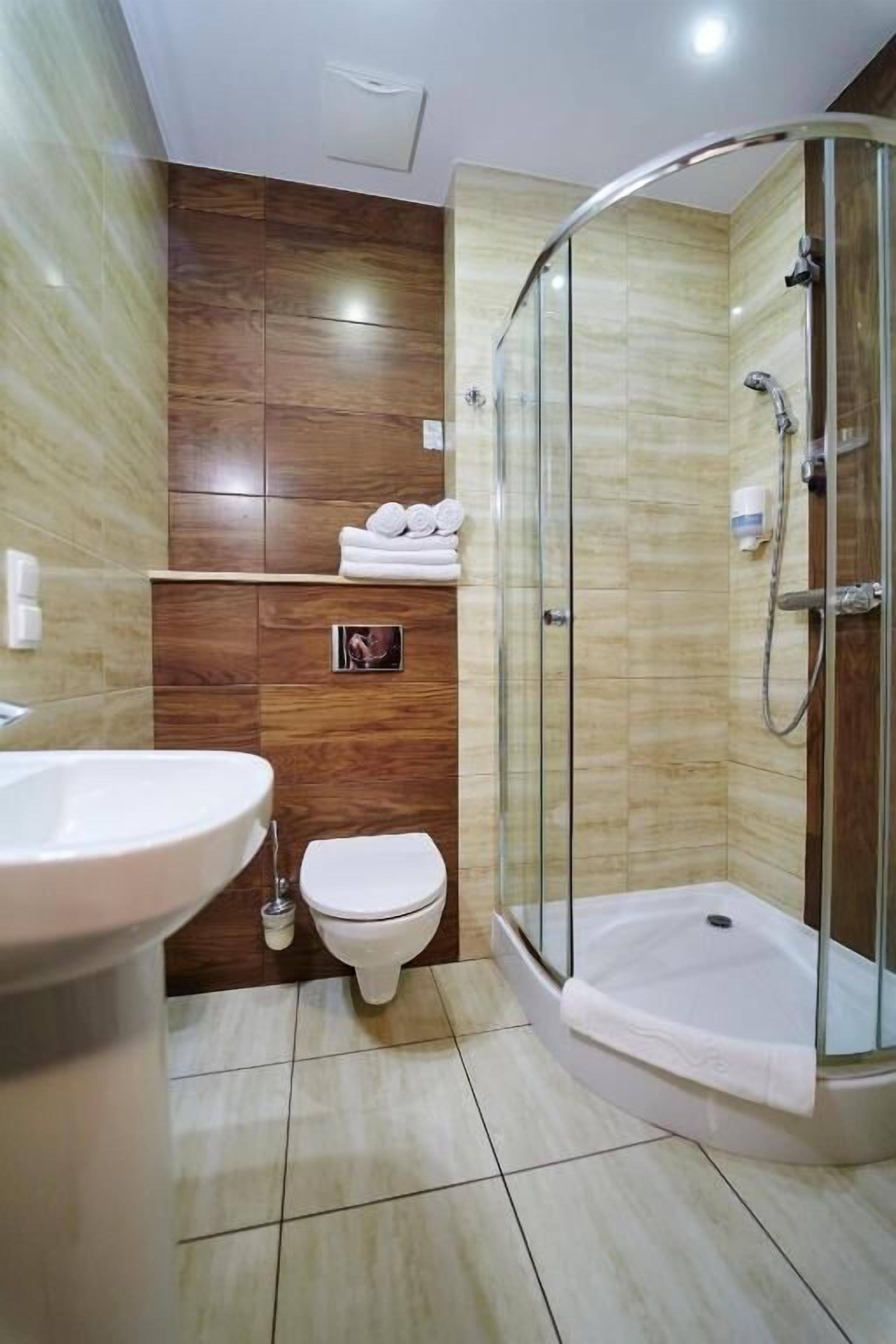 standard triple room | bathroom | shower, free toiletries, hair dryer, towels