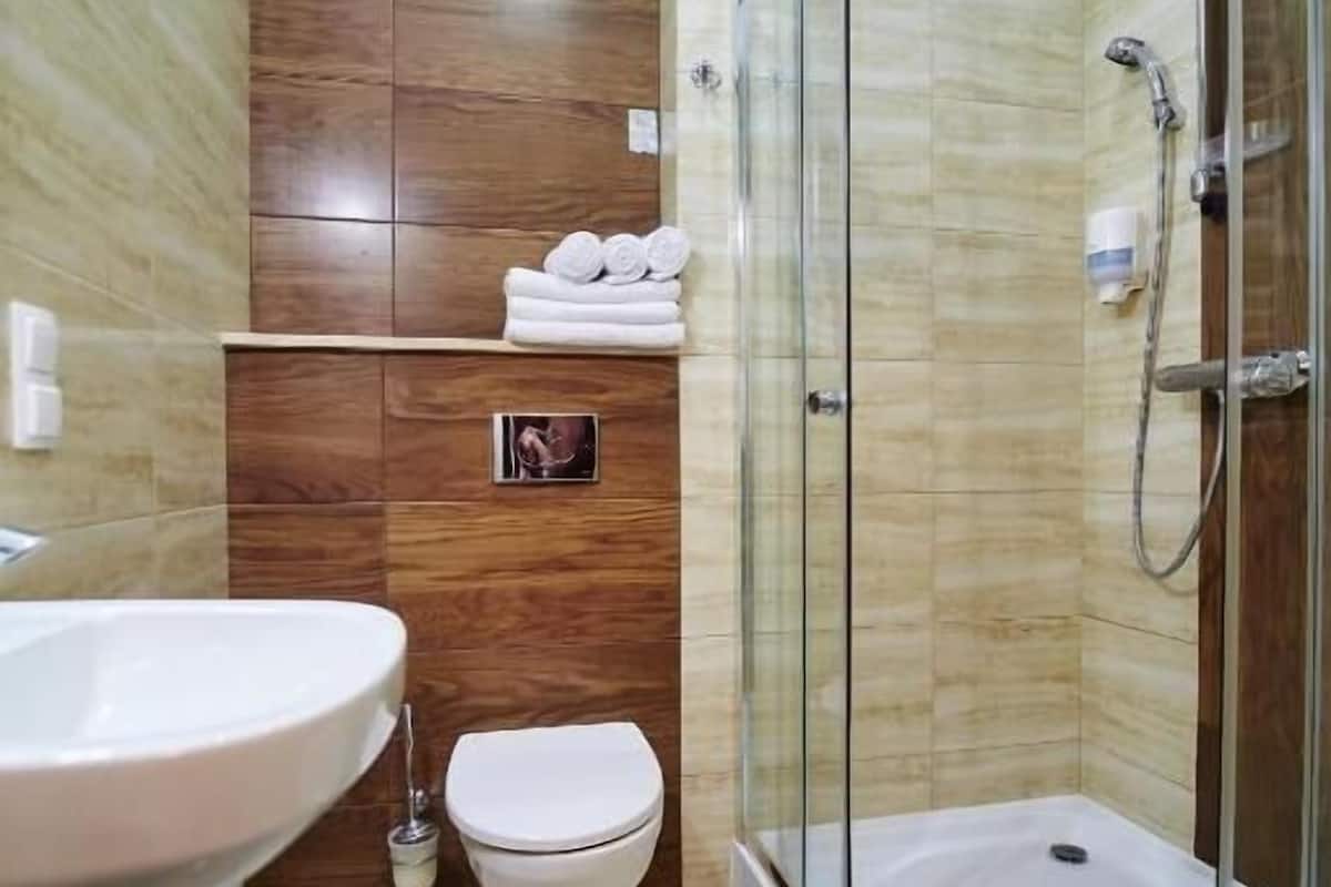 Standard Üç Kişilik Oda | Banyo | Duş, ücretsiz banyo/kozmetik ürünleri, saç kurutma makinesi, havlu
