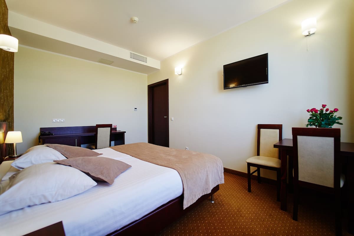 Standard Apart Daire, 1 Yatak Odası, Buzdolabı | 1 yatak odası, kaliteli yatak takımı, odada kasa, masa