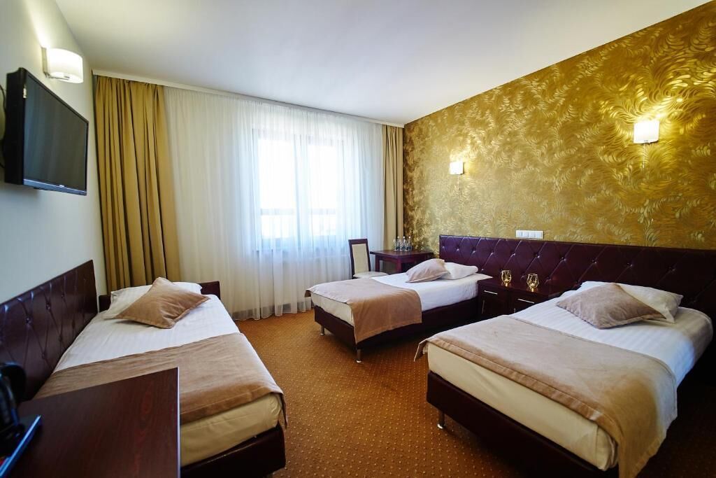 standard triple room | 1 bedroom, premium bedding, in-room safe, desk