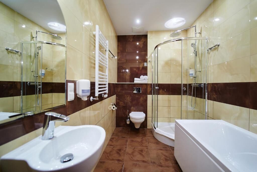 standard apartment, 1 bedroom, refrigerator | bathroom | shower, free toiletries, hair dryer, towels