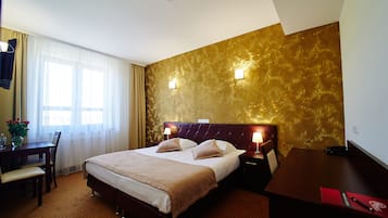 Hochwertige Bettwaren, Zimmersafe, Schreibtisch, Bügeleisen/Bügelbrett