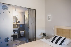 Family Quadruple Room | Hypo-allergenic bedding, in-room safe, desk, soundproofing - Hotel Art (Ljubljana)