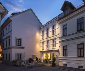 Voorkant accommodatie - avond/nacht