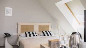 Family Quadruple Room | Hypo-allergenic bedding, in-room safe, desk, soundproofing