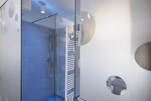 Chuveiro, produtos de toalete grátis, secador de cabelo, piso aquecido
