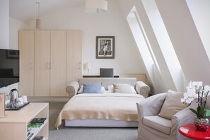 Family Quadruple Room | Hypo-allergenic bedding, in-room safe, desk, soundproofing - Hotel Art (Ljubljana)
