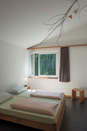 Standard tvåbäddsrum - delat badrum | Skrivbord