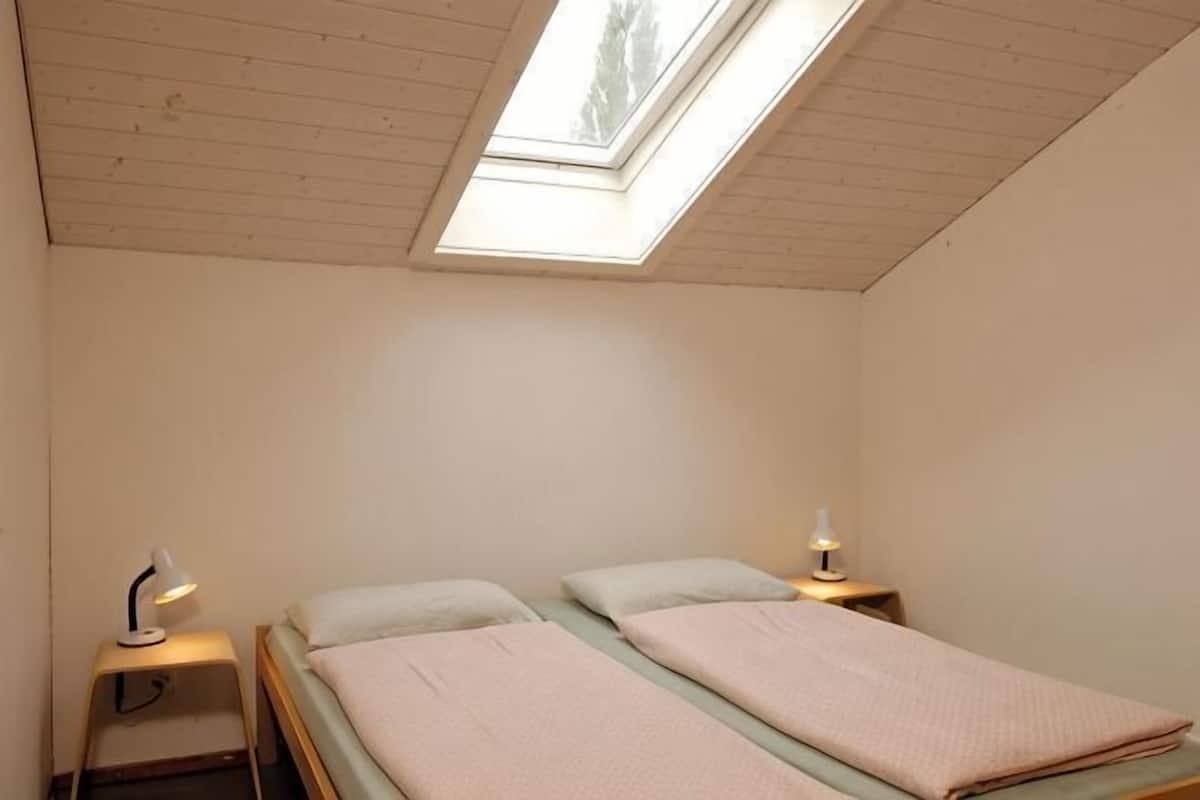 Desk, free cots/infant beds, free rollaway beds