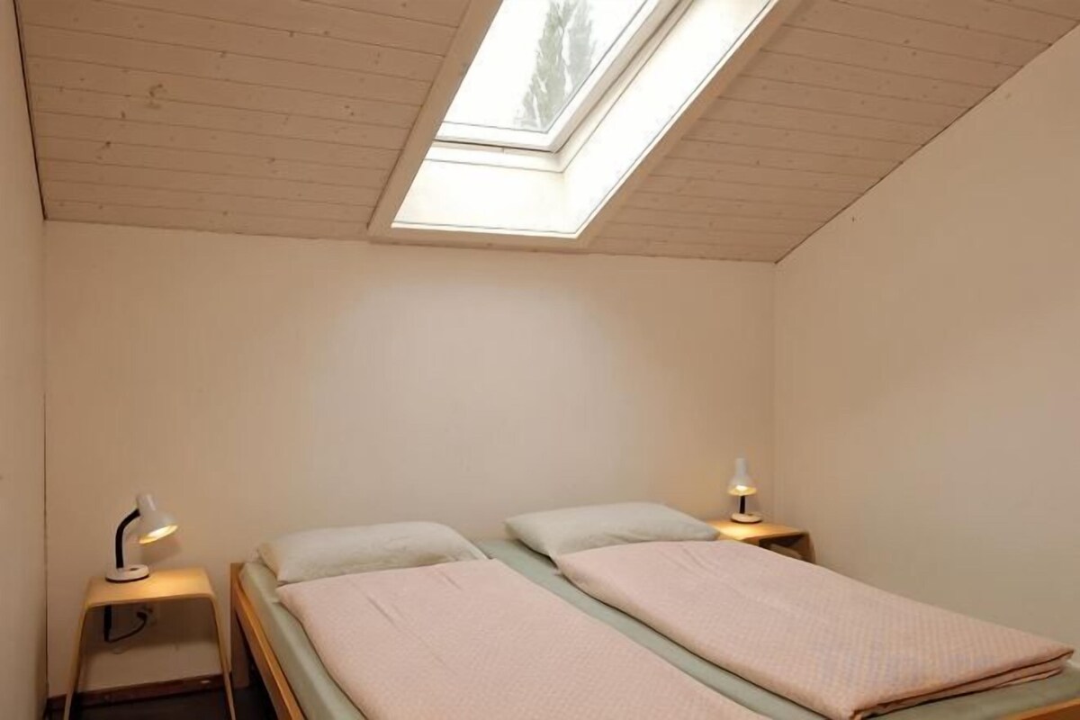 Bureau, lit de bébé (gratuit), lit d’appoint (gratuit)
