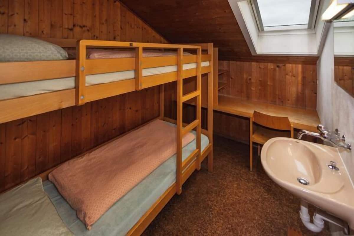 Desk, free cots/infant beds, free rollaway beds