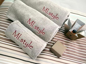 Gratis toiletartikelen, een haardroger, pantoffels, handdoeken