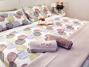 Desk, laptop workspace, free WiFi, bed sheets - MI.style (Milan)