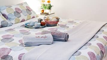 Escritorio, espacio para trabajar con laptop y wifi gratis