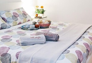 Desk, laptop workspace, free WiFi, bed sheets - MI.style (Milan)