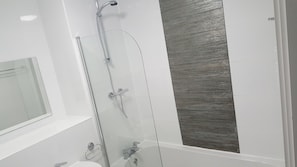 Combined shower/tub, free toiletries, hair dryer