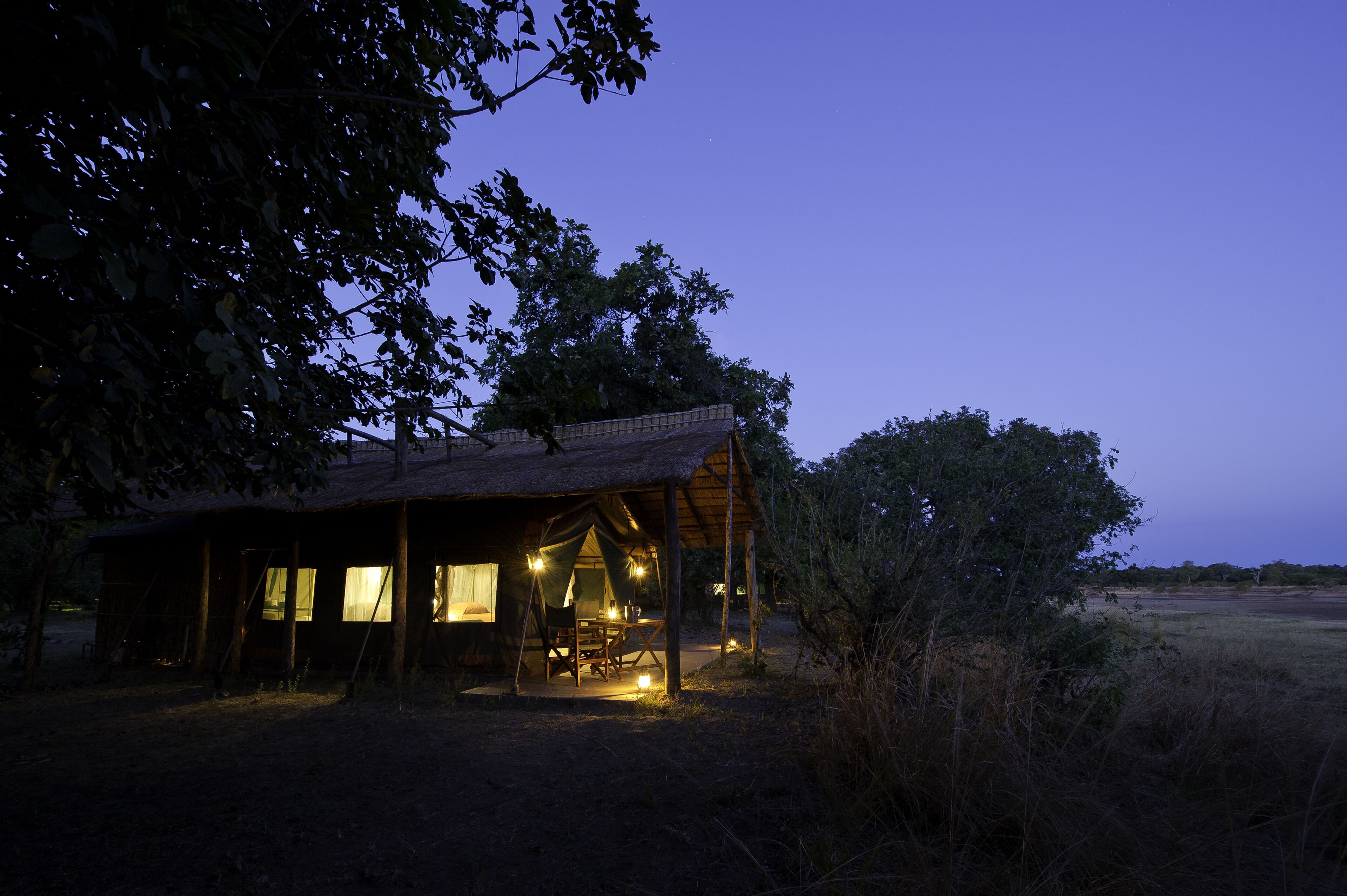 ラグジュアリー テント 1 ベッドルーム リバービュー (Safari) | エジプト綿のシーツ、高級寝具、セーフティボックス (室内)、客室ごとに異なる装飾