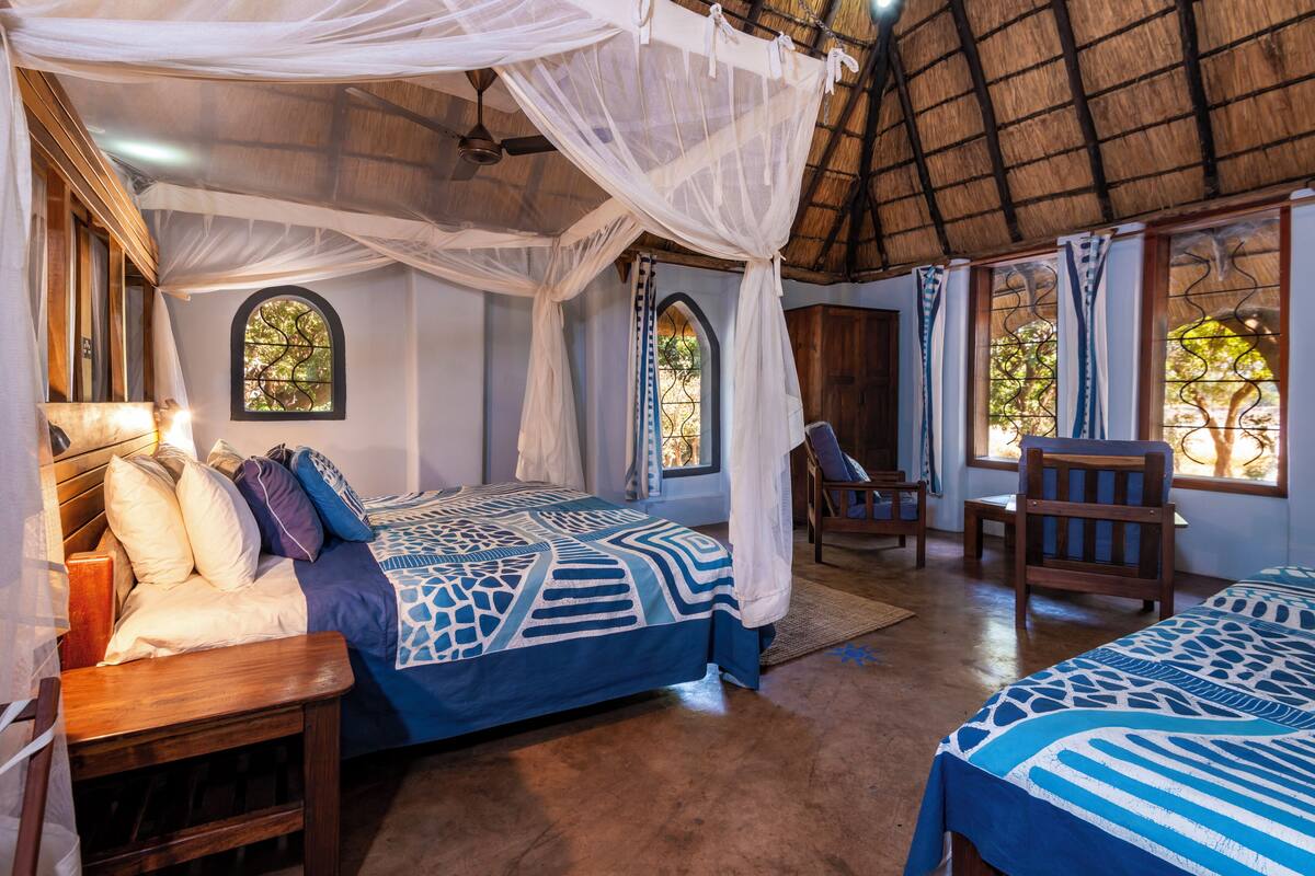 Ein Schlafzimmer mit einem Bett, einem Nachttisch und einem Sessel.