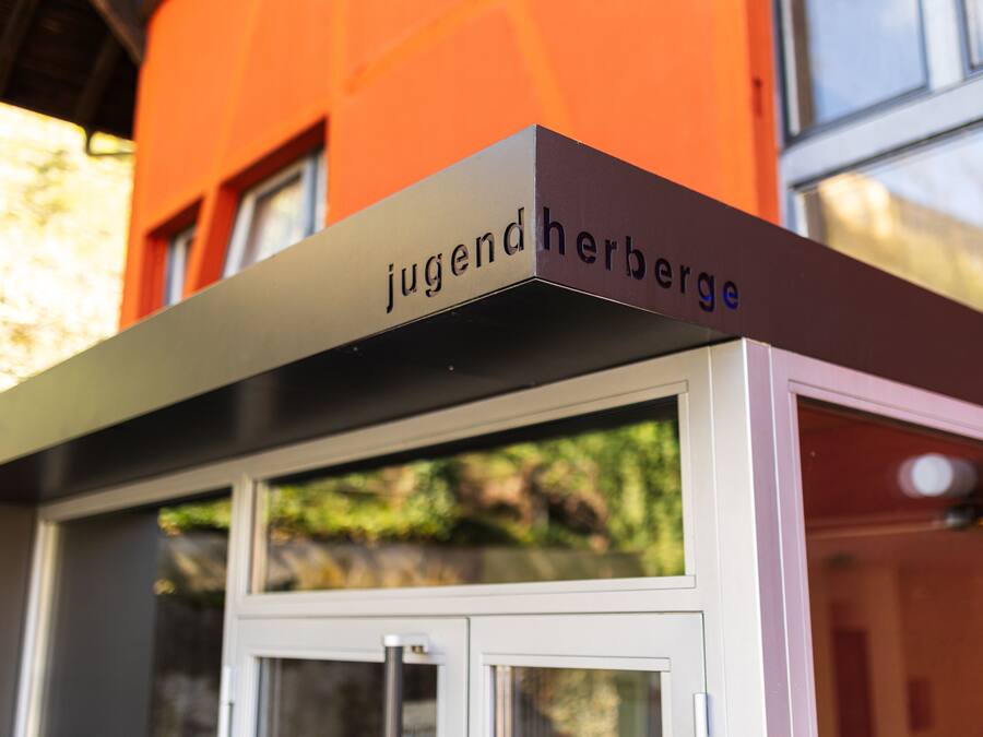 Un edificio con un letrero que dice "jugendherberge".