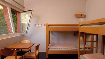 Cofres nos quartos, escrivaninha, berços grátis, roupa de cama