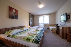 Chambre Triple Confort (with 2 extra beds) | Bureau, Wi-Fi gratuit
