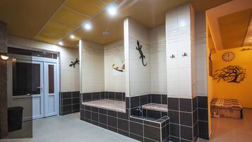 Un baño con bañera, ducha y lavabo.