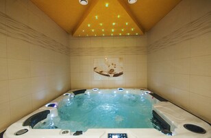 Indoor spa tub
