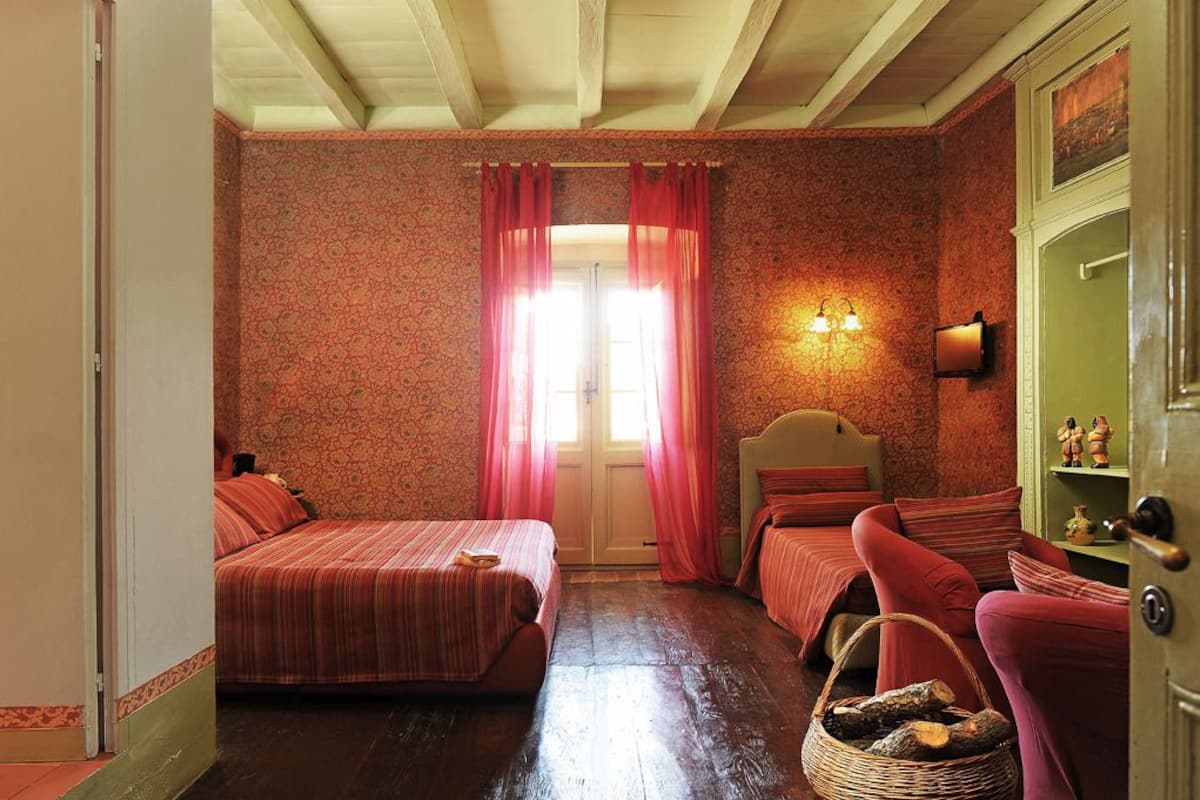 Triple Room | Meja, katil bayi/kot (surcaj), katil lipat simpan/tambahan