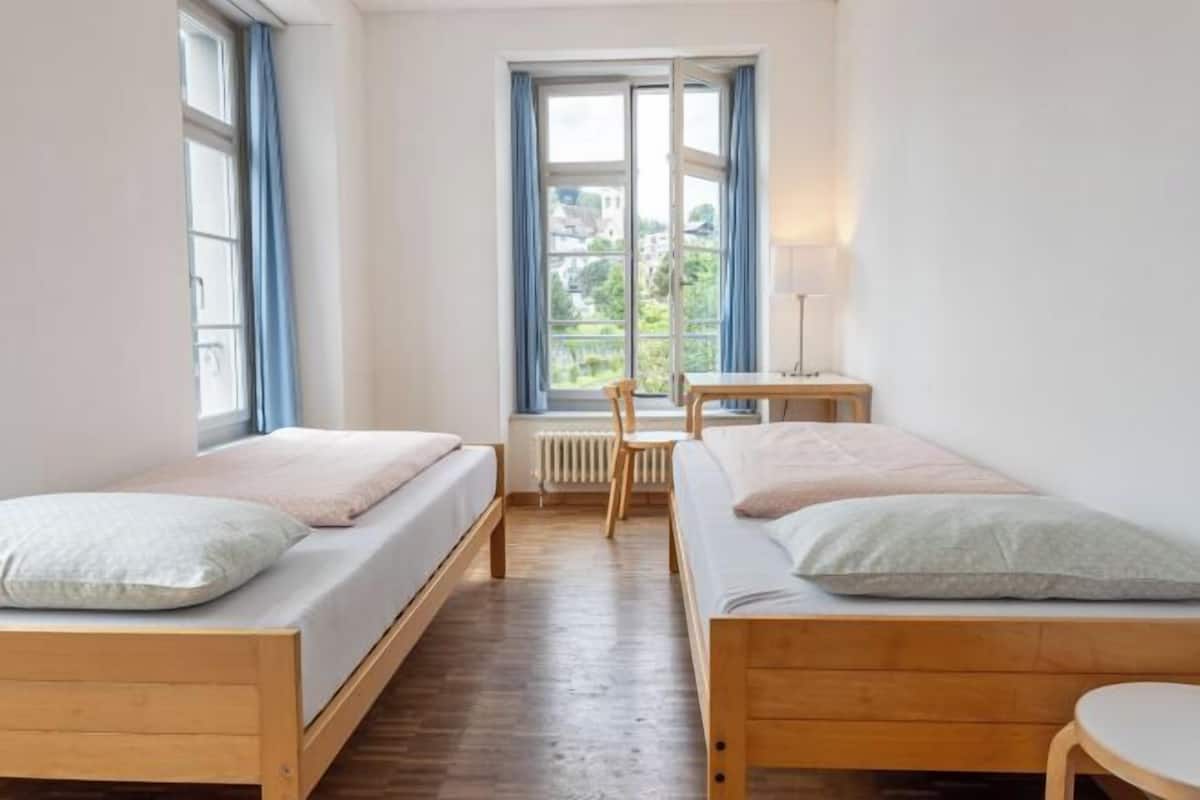 Schreibtisch, kostenloses WLAN, Bettwäsche