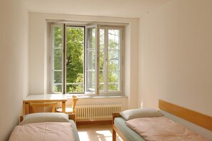 Escritorio, wifi gratis y ropa de cama 
