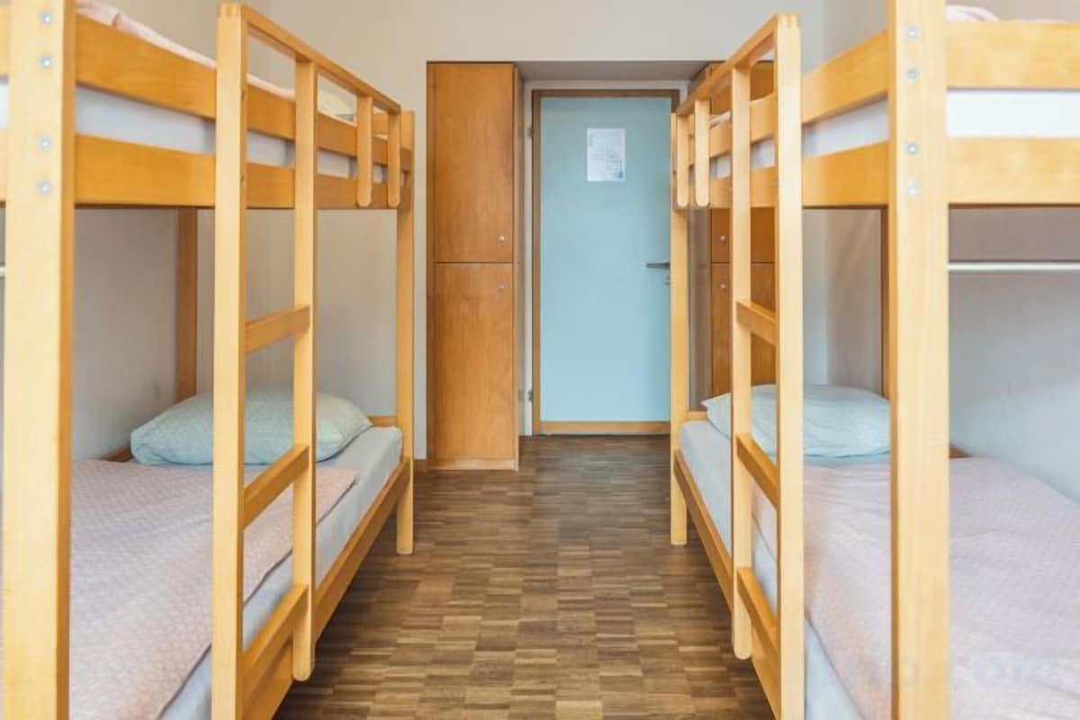 Escritorio, wifi gratis y ropa de cama