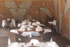2 か所のレストラン : 朝食、ランチ、ディナーに営業