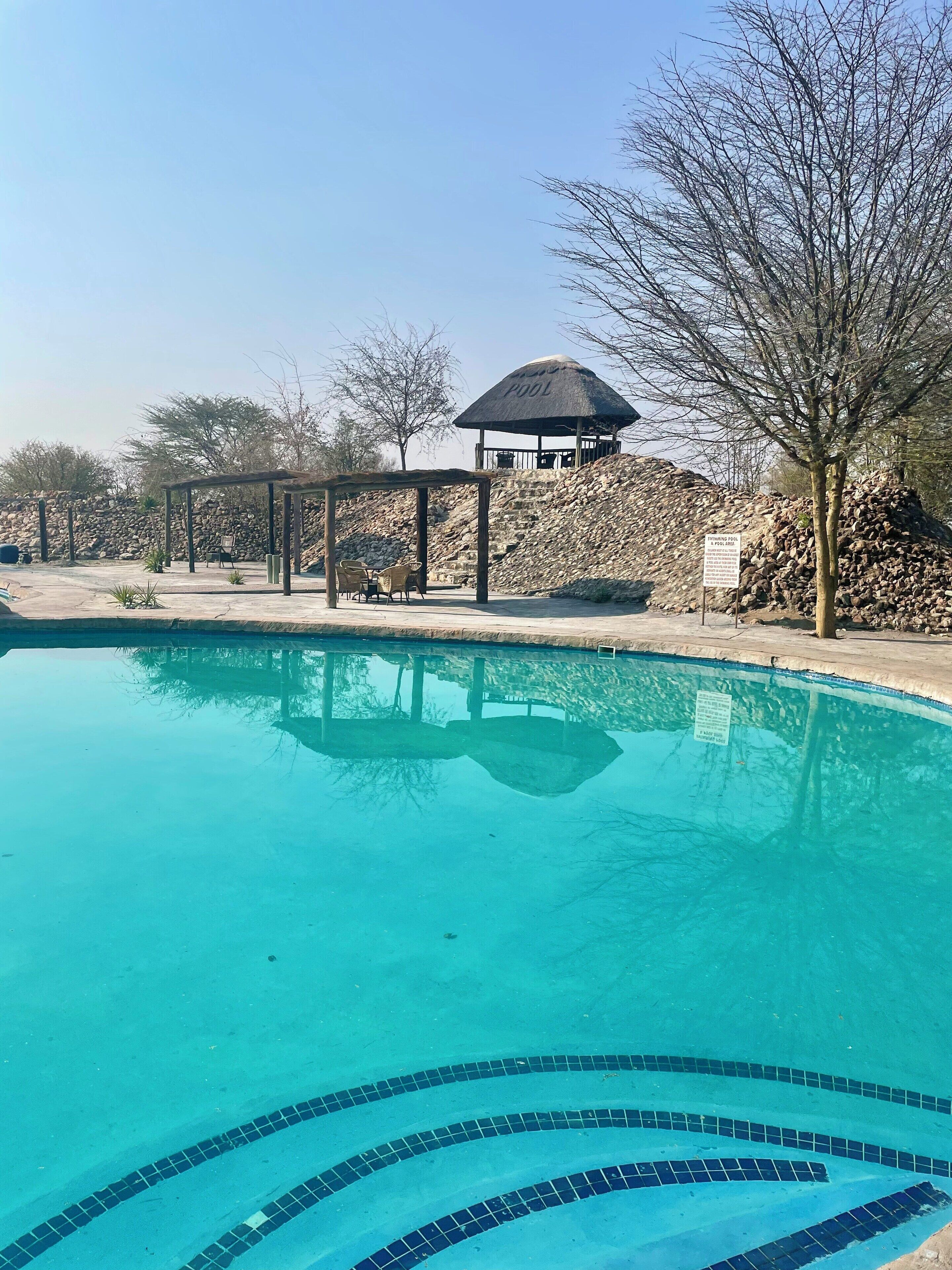 Piscina externa, espreguiçadeiras