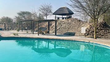 Piscina externa, espreguiçadeiras