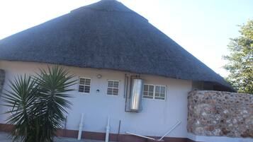 Chalé família | Cofres nos quartos, espaço de trabalho para notebook